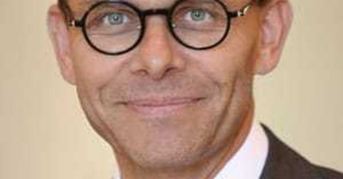 Am 1. Oktober 2015 übernimmt Frédéric Naud (48) die Stelle des Generaldirektors der RCI (Renault Credit International) für Österreich und die Schweiz. Damit tritt er die Nachfolge von Jan-Gerd Hillens an, der gleichzeitig ein neues Projekt in der Zentrale der RCI Banque in Paris übernehmen wird. Frédéric Naud startete seine automobile Karriere 1991 in der Händlernetzanimation für die Renault Gruppe in Frankreich. 2003 wurde er Finanzdirektor der Car Life/Renault Minute in Paris und wechselte 2005 als Finanzdirektor zu Renault Ungarn in Budapest. Zuletzt war er Direktor des Controllings der Region Euroasien und Renault Russland in Moskau.