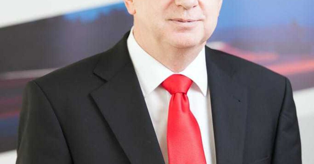 Auch KFZ-Betrieben bleibt die Registrierkassenpflicht ab 1.1.2016 nicht erspart. Mit Motiondata können sie den Jahreswechsel dennoch beruhigt begehen. Bestehende Kunden von Motiondata erfüllen mit dem Modul „Kassenbuch“ in der aktuellen Version 7.0 und den laufenden Updates alle Anforderungen der Registrierkassenpflicht. Dadurch ersparten sie sich die Anschaffung einer eigenen Kasse. Wichtig: Auch Bankomat- und Kreditkartenzahlungen fallen unter die Registrierkassenpflicht. Für Neukunden hat Motiondata ein „Rund-um-Sorglos-Paket“ im Angebot. Mit diesem sollen vor allem auch kleinere KFZ-Betriebe angesprochen werden. Es können nicht nur sämtliche Abläufe in den Bereichen Werkstatt und Teilehandel EDV-unterstützt abgewickelt werden, es werden auch die Anforderung der Registrierkassenpflicht erfüllt. Motiondatas …