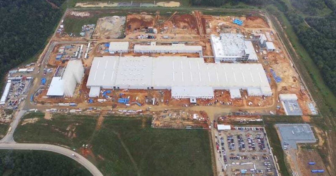 Kumho Tyre steht kurz vor der Eröffnung seiner neuen Reifenproduktionsstätte in Macon im Bundesstaat Georgia/USA. Mit dem Bau seines ersten Werks auf dem nordamerikanischen Kontinent will Kumho Tyre seine ehrgeizigen Wachstumspläne in den nächsten Jahren unterstreichen. Bis 2018 will das Unternehmen zahlreiche neue Produkte entwickeln und weltweit vermarkten. Die neue Produktionsstätte soll dabei vor allem das Erstausrüstungsgeschäft Kumhos in der NAFTA-Region stärken und helfen, dort weitere Marktanteile zu gewinnen.