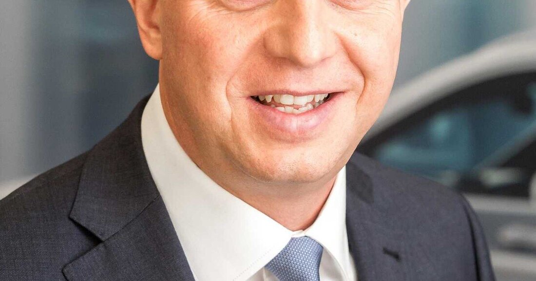 Mit 1. November 2015 hat Horst Wohlfart die Geschäftsführung der Mercedes-Benz Financial Service Austria GmbH mit Sitz in Salzburg übernommen. Er folgt auf Ilka Fürstenberger, die innerhalb des Konzerns den nächsten Karriereschritt macht und die Daimler Finanzierungsgesellschaft in Spanien übernimmt. Wohlfart ist seit 1990 bei Daimler Financial Services und war bereits in unterschiedlichen Führungspositionen. Zuletzt als Geschäftsführer der Finanzierungsgesellschaft in Singapur.