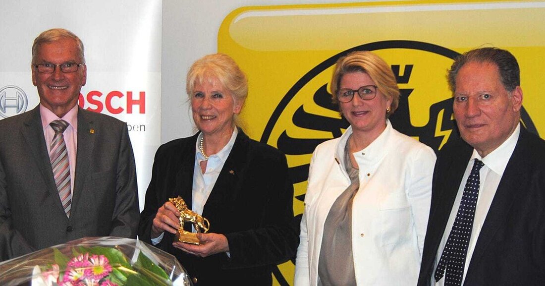 Am 9. November wurde der Bela Barenyi Preis der Arbeitsgemeinschaft für Motorveteranen (AMV), der seit 2005 jährlich vergeben wird und unter der Patronanz der Robert Bosch AG steht, verliehen. Dieses Jahr wurde Lisl Mesicek, die seit 1977 Leiterin der Landesgruppe Wien sowie Vizepräsidentin der ÖGHK ist und in ihrem Engagement für klubübergreifende Aktivitäten zahlreiche Ausstellungen und Veranstaltungen organisiert hat, ausgezeichnet. Die Begrüßungsworte sprachen ÖAMTC-Präsident Werner Kraus und Angelika Kiessling von Bosch Österreich, die Laudatio hielt Franz R. Steinbacher und AMV-Präsident Heinz Clostemeyer übergab die Auszeichnung an die Preisträgerin.