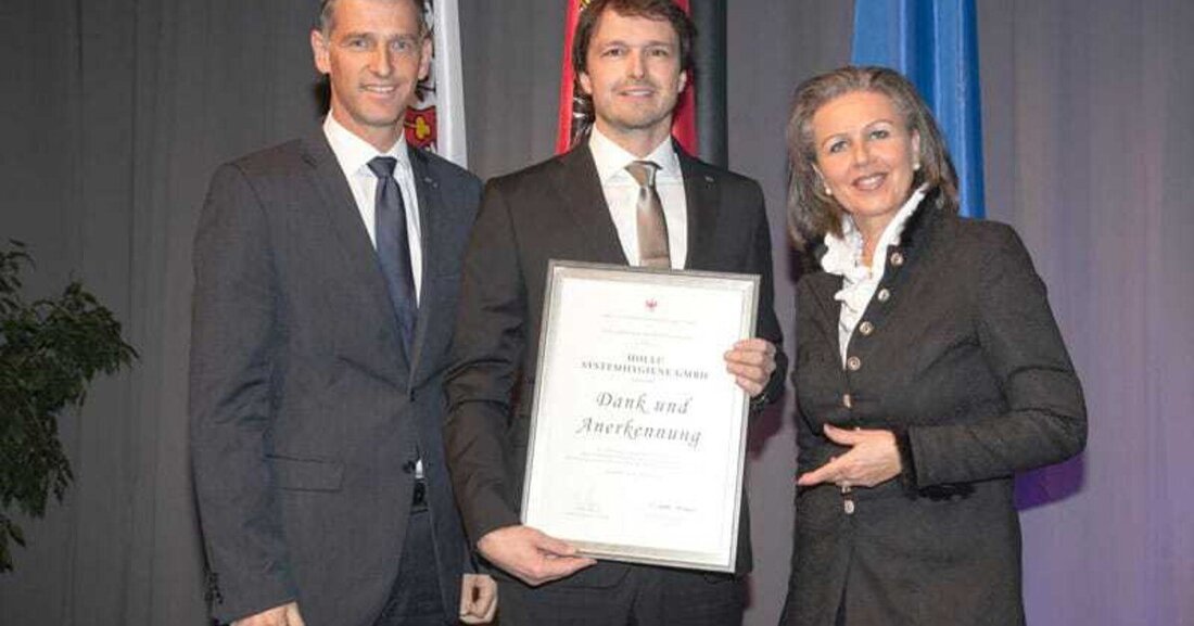 Das Land Tirol ehrt auch in diesem Jahr wieder seine Traditionsbetriebe – darunter Hygienespezialist hollu, der 2015 sein 110-jähriges Jubiläum feierte. Am Tiroler Hauptstandort Zirl werden die Hygeineprodukte nach nachhaltigen Prinzipien weiter entwickelt.