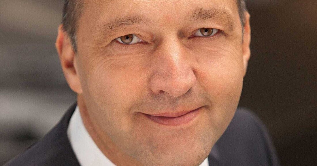 Mit Otmar Nagelreiter wurde ein langjähriger Wiesenthal-Mitarbeiter zum Österreich‐Chef bestellt. Der bisherige Finanzvorstand Thomas Obendrauf verlässt das Unternehmen im ersten Quartal 2016. Nach dem Verkauf des US‐Geschäfts (Austrian Motors Corporation) und der Finanzierungssparte des Unternehmens (Welcome) wird der Konzern neu strukturiert, die bereits eingeleitete Unternehmensentwicklung wird fortgesetzt. Michael Kutschera, Aufsichtsratsvorsitzender des Unternehmens: „Damit wird Wiesenthal über eine schlanke, effiziente Organisation verfügen, die unserer neuen Strategie, nämlich der Konzentration auf die Kernmärkte Österreich und Slowakei (CEE) gerecht wird.“ Die Geschäftsführung der Österreich‐Gesellschaft wird daher innerhalb der nächsten Wochen mit einem neuen CFO besetzt. Wer in Zukunft als alleiniger Vorstand die Wiesenthal …