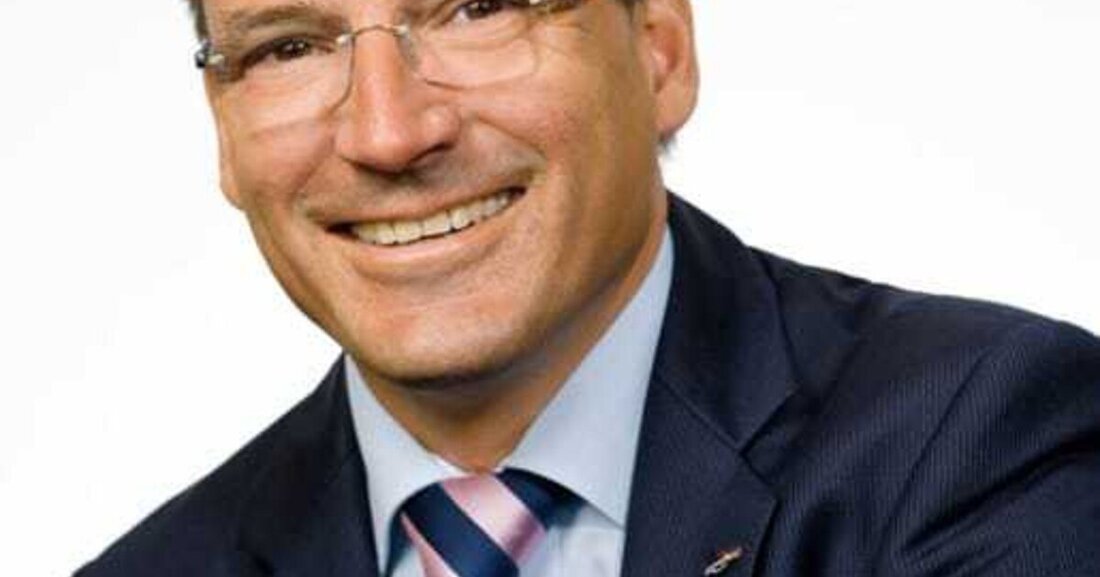 Die LeasePlan Corporation N.V. gab heute die Erweiterung ihrer Flotte auf die Rekordzahl von weltweit 1,5 Millionen Fahrzeugen bekannt. Damit stieg die Anzahl der Fahrzeuge des in insgesamt 32 Ländern tätigen Unternehmens im Vergleich zu 2014 um 8 Prozent. Die LeasePlan Österreich Fuhrparkmanagement GmbH ist eine 100-Prozent-Tochter der LeasePlan Corporation N.V. und agiert bereits seit 1983 als der mit Abstand größte, markenunabhängige Fuhrparkmanager am heimischen Markt. Mehr als 34.000 Fahrzeuge werden in Österreich von 160 MitarbeiterInnen gemanagt. Nigel Storny, Geschäftsführer von LeasePlan Österreich: „Das Wachstum in Österreich zeigt, dass unser erweitertes Angebot bei den Fahrerdienstleistungen und die Investitionen in neue &hellip;