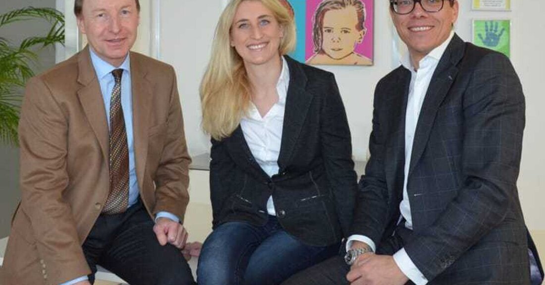 Verena Robinson hat zum Jahresende 2015 die Mehrheitsanteile an des Autohauses Robinson von ihrem Vater Heinz P. Robinson übergeben bekommen. Die Betriebswirtin mit Auslandserfahrung in Südafrika und Südkorea, seit 2010 als Finanzleiterin im Grazer Familienbetrieb tätig, ist somit neue geschäftsführende Gesellschafterin (Komplementärin). Ihre beiden jüngeren Geschwister, Christoph Robinson und Teresa Robinson sind künftig als Kommanditisten ebenfalls in der Gesellschaft.  Als operativer Geschäftsführer und Einzelprokurist ist unverändert Paul Schweighofer im Unternehmen für alle automotiven Sparten in verantwortungsvoller Funktion tätig. Für Heinz Robinson, der Gesellschafter mit Handlungsvollmacht bleibt, ist diese Neuausrichtung hin zur vierten Generation ein wichtiger Schritt, um den erfolgreichen Fortbestand des &hellip;