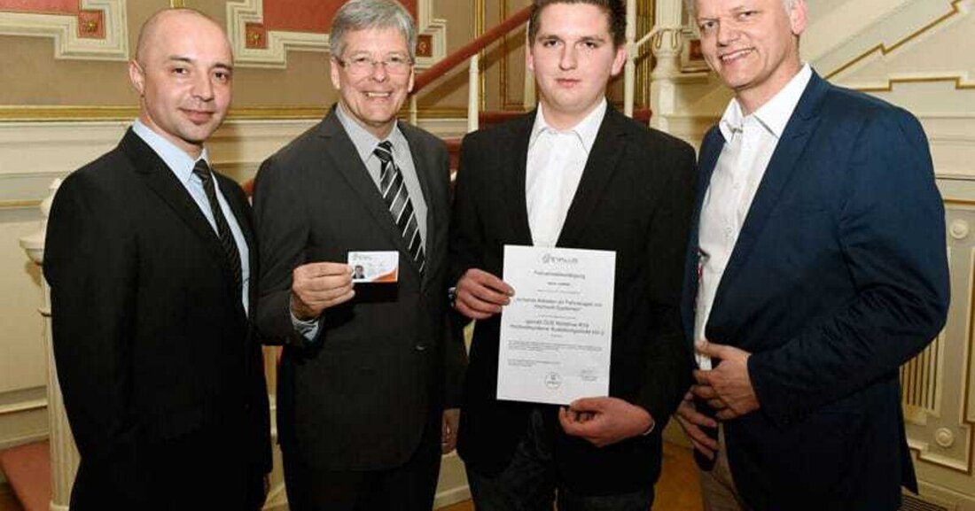 Die Fachberufsschule Wolfsberg leistet Pionierarbeit in Sachen Elektromobilität. Die ersten zehn Absolventen des 1. Lehrganges „Hochvoltausbildung zur Elektrofachkraft für E-Autos“ erhielten nun ihre Zertifikate im Schloss Wolfsberg.