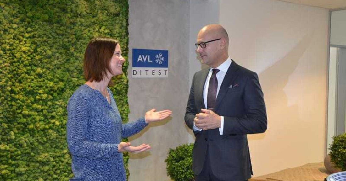 Im Rahmen der Initiative „Kooperation Schule-Industrie“ besuchten 20 AHS-Direktorinnen und Direktoren das innovative Grazer Diagnosetechnikunternehmen AVL Ditest.