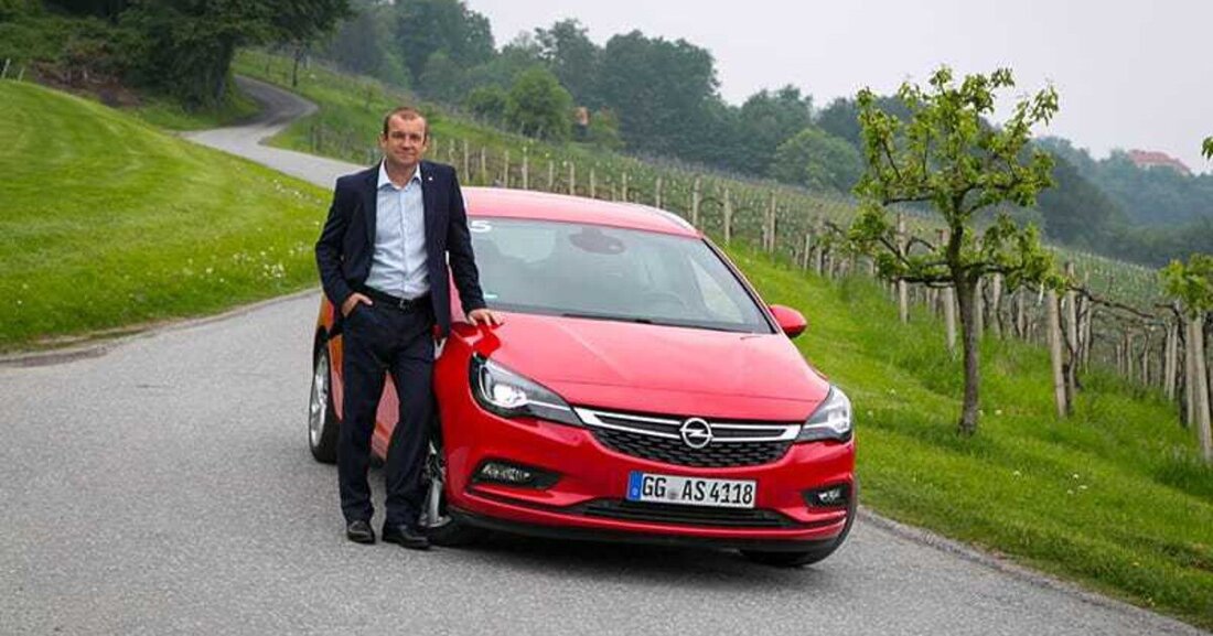 In der Südsteiermark präsentierte Opel den neuen Astra Sports Tourer. Laut Opel Austria-Chef Alexander Struckl gibt es für die 10. Generation des Kombis 160.000 Vorbestellungen, 4000 davon in Österreich. Ausgezeichnet wurde das Fahrzeug, das ab sofort erhältlich ist, bereits als „Auto des Jahres 2016“. Den Astra Sports Tourer gibt’s ab 18.090 Euro (1,4 l Benziner mit 100 PS). Highlight ist der 200 PS starke Benziner (1,6 Ecotec Direct Injection Turbo). Opel Österreich verzeichnete im ersten Quartal 2016 ein Plus von 0,15% und ist in puncto Marktanteil seit Jahren die Nummer 2 (aktuell: 7,34% Marktanteil).
