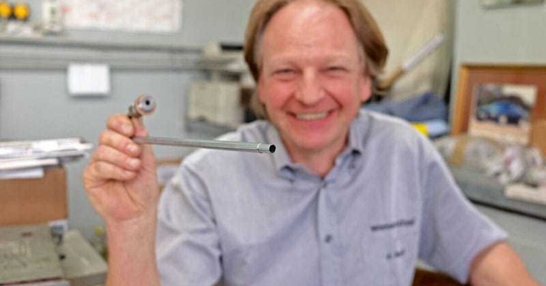 Für Mercedes-Spezialist Andreas Mandl ist das 560 SEC AMG Coupé eines der schönsten Autos, die je gebaut wurden. Der Youngtimer, der in seiner Werkstatt landet, hat jedoch einen Schönheitsfehler: Aus seinem Auspuff bläst schwarzer Ruß.