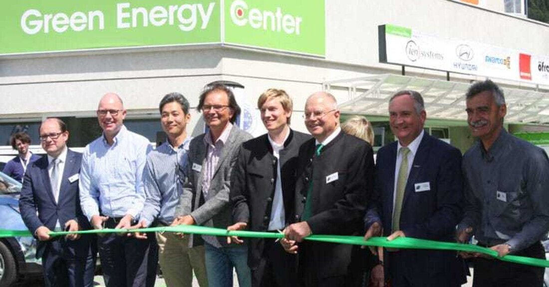 Anlässlich der Jungfernfahrt der weltweit ersten Hyundai Wasserstoff-Serienautos auf dem Weg von Bergen (Norwegen) nach Bozen (Italien) wurde in Innsbruck das Green Energy Center eröffnet.