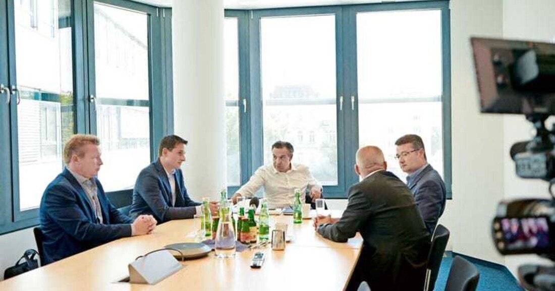 Reifen Round Table der KFZ Wirtschaft: Mit Chefredakteur Wolfgang Bauer diskutieren die Branchen-Granden Thomas Körpert (GF Apollo Vredestein), Walter Wittmann (Reifenhändler), Markus Popp (Regional- & Vertriebsleiter Euromaster) und James Tennant (VRÖ-Obmann & Reifenhändler) die brisanten Themen rund um den Reifen.