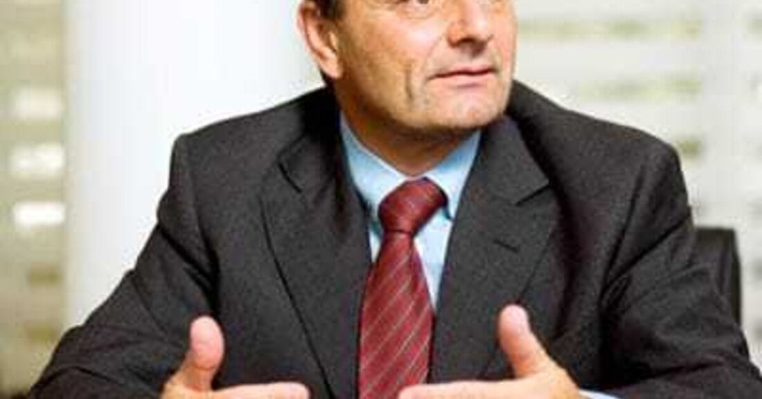 Prof. Burkhard Ernst, BGO des Fahrzeughandels, ÖAMTC und ARBÖ sprechen sich gemeinsam für die Reglementierung des Kfz-Handels – ausgenommen Ersatzteile und Zubehör – aus. Dies sei aufgrund der Nähe zu sicherheitsrelevanten Reparatur- und Servicetätigkeiten und wegen zahlreicher Scheingewerbeanmeldungen in den vergangenen Jahren erforderlich. „Die Reglementierung ist vor allem notwendig, da im Kfz-Handel Leib und Leben von der Produkt-, Service- und Beratungsqualität abhängen können“, so Ernst. „Wir konnten in den letzten Jahren beobachten, dass immer mehr so genannte ‚Handy-Händler‘ in den Autohandel strömen, die über keinerlei Voraussetzungen für den Autohandel verfügen“.