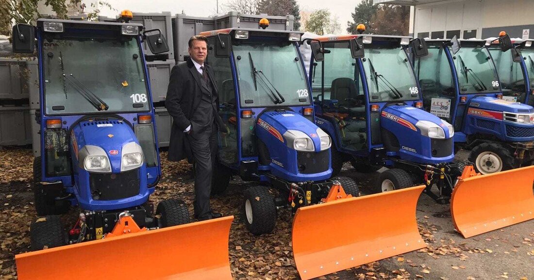 Dem Trend zur Nachhaltigkeit folgend, hat sich das Wiener Unternehmen A.S.S. kürzlich 16 umweltfreundliche Fahrzeuge angeschafft. Bereits seit ein einigen Jahren, setzt das in den Bereichen Winterdienst und Hausbetreuung tätige Unternehmen auf die Faktoren Nachhaltigkeit und Umweltschutz. „Wir haben 16 neue Fahrzeuge gekauft, welche die alten Spritfresser ersetzen.“, erklärt Christian Höbinger, Geschäftsführer der A.S.S. Anlagen Service System GmbH. „Unsere Flotte wird laufen aktualisiert“, betont er.