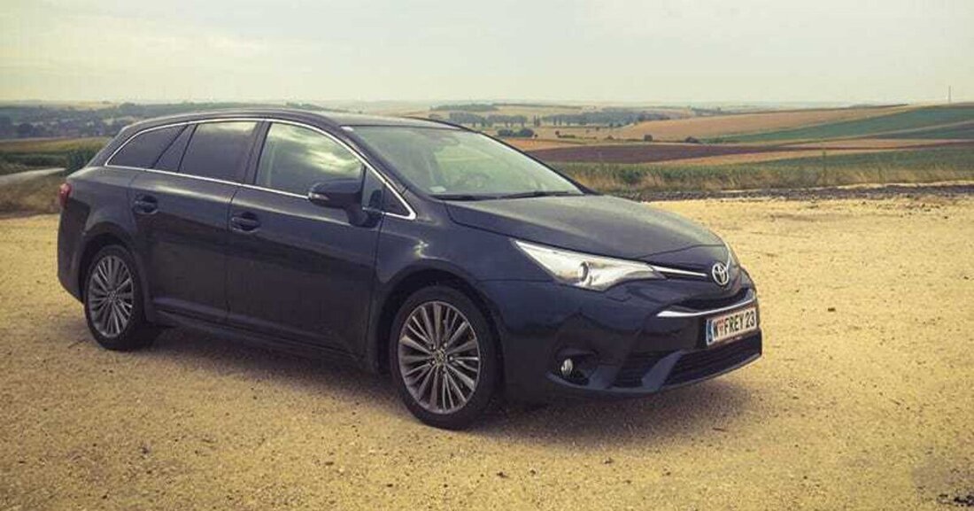 üchtern betrachtet macht der Toyota Avensis alles richtig: Sein Zweiliter-Dieselmotor schiebt brav an, das Schaltgetriebe hakt nicht, das Fahrverhalten als Ganzes ist auf komfortablen Betrieb abgestimmt.