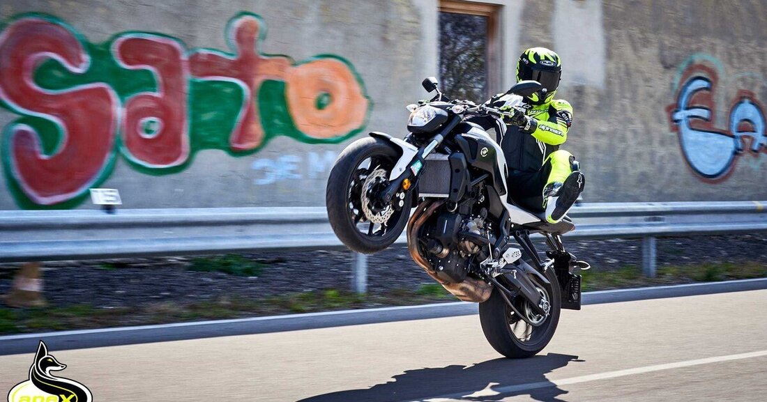 Die Yamaha MT-07 ist nicht grundlos seit Jahren ein Topseller. Ich hab mir gleich für unseren ersten Test das markant gestylte Nakedbike geschnappt, um bei frostigen Temperaturen zu erfahren, warum sie so beliebt ist. Die Überraschung war dann deutlich kleiner als gedacht: Sie ist einfach leiwand.