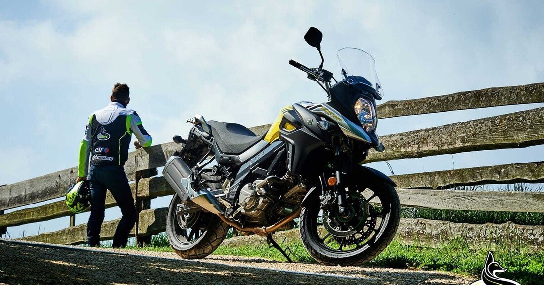 Die Suzuki V-Strom 650 ist ein äußert beliebtes Motorrad. Nicht zu hoch, nicht zu schwer, nicht zu teuer, nicht zu stark. Klingt super. Darum habe ich mir den gelben Sport Adventure Tourer - wie sie die Japaner klassifizieren - geschnappt und ins sanft behügelte Weinviertel entführt. Schnell wird mir klar: Sie ist kein Brenner, sie ist keine Sänfte, sie ist keine Enduro. Sie ist eine bunte Mischung, von allem etwas und sehr kompromissbereit. Und vielleicht sogar zu kompromissbereit, denn am Ende stellt sich die Frage: Was ist sie denn nun wirklich? 