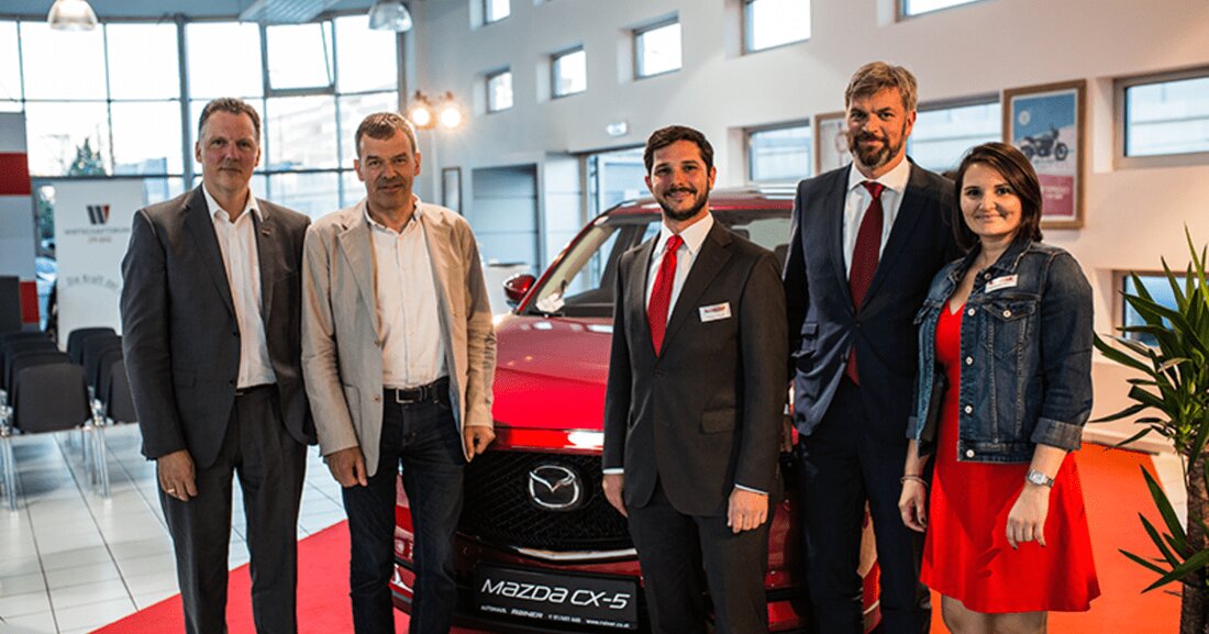 Das Thema Dieselbesteuerung sorgte in den letzten Wochen für viel medialen Diskussionsstoff. Gemeinsam mit dem Familienunternehmen Rainer organisierte der Wirtschaftsbund im Rahmen seines jährlichen Sommerfestes eine hochkarätig besetzte Podiumsdiskussion zum Thema „Dieselbesteuerung – Herausforderungen und Auswirkungen für die Wirtschaft“. Es wurde sowohl über ökologische als auch wirtschaftliche Auswirkungen des „Dieselprivilegs“-Ende gesprochen sowie über Potenziale und Herausforderungen der Elektromobilität diskutiert. Stephanie Ernst, die gemeinsam mit ihrem Cousin Maximilian Lemberger bereits in dritter Generation tatkräftig in der Rainer-Gruppe im Einsatz ist, betont: „Das aktuelle Diesel-Bashing trägt nur zur Verunsicherung von Konsumenten und Unternehmen bei. Stattdessen brauchen wir eine ganzheitliche Betrachtung von Mobilitäts- &hellip;