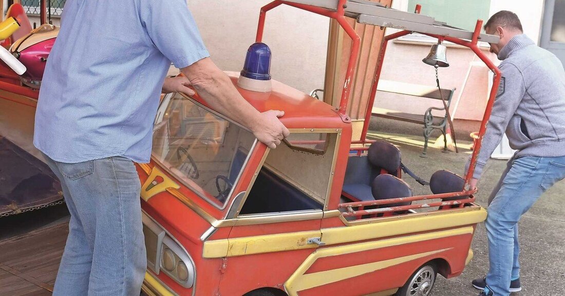 Die RESTAURIERUNG eines historischen Ringelspiel-Feuerwehrautos aus dem Wiener Prater durch engagierte Lehrlinge geriet dank der Bundesinnung der Karosseriebautechniker zum medienwirksamen Coup, der den Beruf des Karosseriebauers und Lackierers ins allerbeste Licht rückt.