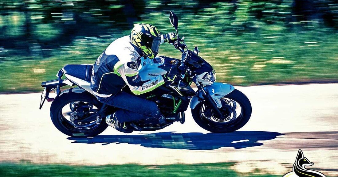 Kawasaki hat die ER-6n in Pension geschickt und bietet mit der neuen Z650 ein echt lässiges Update an. Optisch deutlich nachgeschärft – die braven Rundungen sind aggressiveren Kanten gewichen – ist die Z650 vor allem als direkte Konkurrenz zur Yamaha MT-07 und Suzuki SV 650 zu sehen. Gleiches Antriebskonzept, ähnlicher Preis, vergleichbare Ausstattung. Der erste Eindruck hat mich dann aber doch überrascht.