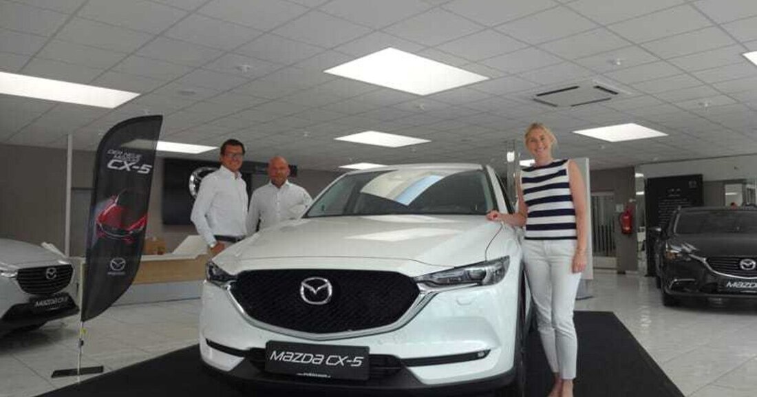 Über einen hervorragenden Verkaufsstart des soeben präsentierten neuen Mazda CX-5 freut sich das Mazda-Autohaus Robinson in der Grazer Kärntner Straße. War schon der Vorverkauf in den letzten Wochen außergewöhnlich hoch, so steigt jetzt mit der offiziellen Vorstellung vergangenes Wochenende auch das Kundeninteresse nochmals überaus kräftig an. Da im heurigen Jahr bei Robinson auch andere Mazda-Modelle wie CX-3, Mazda 2 und 3 sowie MX-5 und der ganz neue MX-5/RF stark nachgefragt sind, zeichnet sich 2017 für den Traditionsbetrieb ein sehr erfolgreiches Jahr mit der japanischen Marke ab.
