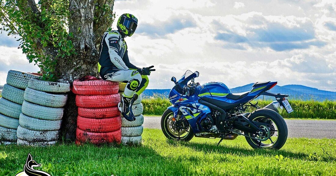 Eines vorweg: Ich bin der neuen GSX-R 1000 nicht unvoreingenommen. Als ich etwas jünger, arm an Geld und reich an Selbstbewusstsein war, habe ich gleich zwei GSX-R 1000 hintereinander besessen: eine K5 und kurz darauf eine K6. Nicht umsonst bis heute die beliebteste GSX-R 1000, da der Motor der Baujahre 2005-2006 schlicht der Hammer war. Und was kann die Neue? Dich panieren. Und zwar so richtig.