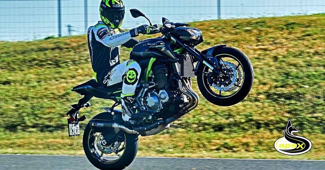 Knackige, klare Kanten, minimalistische Farbtupfer, ein böses G’schau und ein knappes Heck – die Kawasaki Z900 ist ein grimmiges Nakedbike. Fast räudig – im positiven Sinn. Bereits nach wenigen Minuten im Sattel der Z900 wird klar: Es ist nicht Godzilla, aber zu mindestens sein kleiner, aggressiver Neffe, der dich mit Haut und Haaren gleich fressen will. 