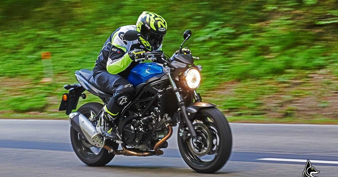 Mein erstes Motorrad war eine Suzuki SV 650 S, Baujahr 2004, die Kantige. Ein tolles Motorrad. Nun, 13 Jahre später, gibt es sie wieder, die SV 650, nachdem zwischenzeitlich die Gladius versucht hatte ihren Platz einzunehmen. Viel hat sich am Motorrad nicht getan. Ob das schlecht oder gut ist? Probieren wir es einfach aus.