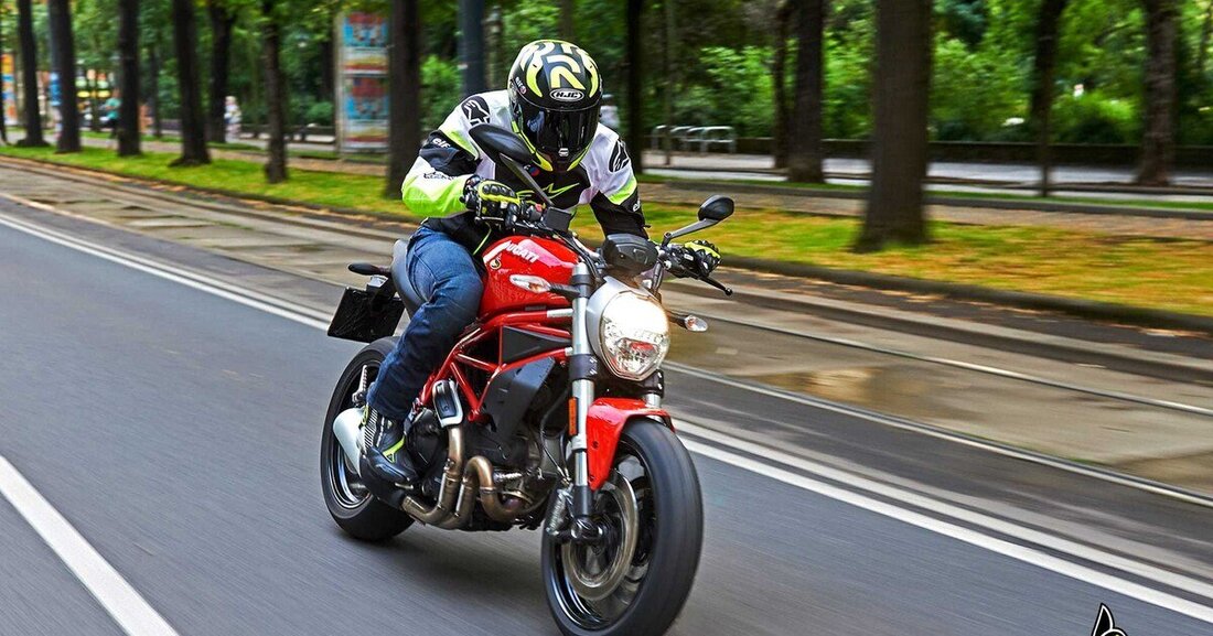 Ducatis neuer Einstieg in die Monster-Familie ist bei seinen Wurzeln angekommen: 90-Grad-Zweizylinder mit Luftkühlung und Zweiventiltechnik. Der Preis ist mit 10.490 Euro eine selbstbewusste Ansage. Kann die Italienerin punkten oder sieht sie gegen die Konkurrenz kein Land? Der Test war eine Zerreißprobe. 