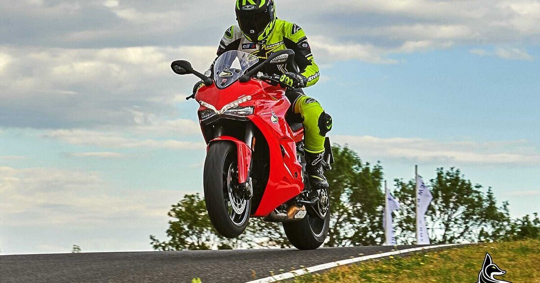 Sporttourer sind aus der Mode geraten. Oftmals zu wuchtig, zu schwer, zu behäbig. Anderseits wären Sporttourer für viele von uns die deutlich bessere Wahl als radikale Superbikes, die einem ständig das Gefühl geben, man fährt eh nur Standgas. Die Ducati Supersport 939 schafft hier einen eleganten und agilen Spagat zwischen Sportlichkeit und Alltagskomfort. Wäre da nicht diese eine, zickige Eigenheit. 