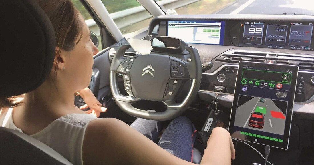 Der französische PSA-Konzern entwickelt autonome Fahrzeuge und testet diese auf der Autobahn zwischen Paris und Le Mans. Die KFZ Wirtschaft war live dabei.