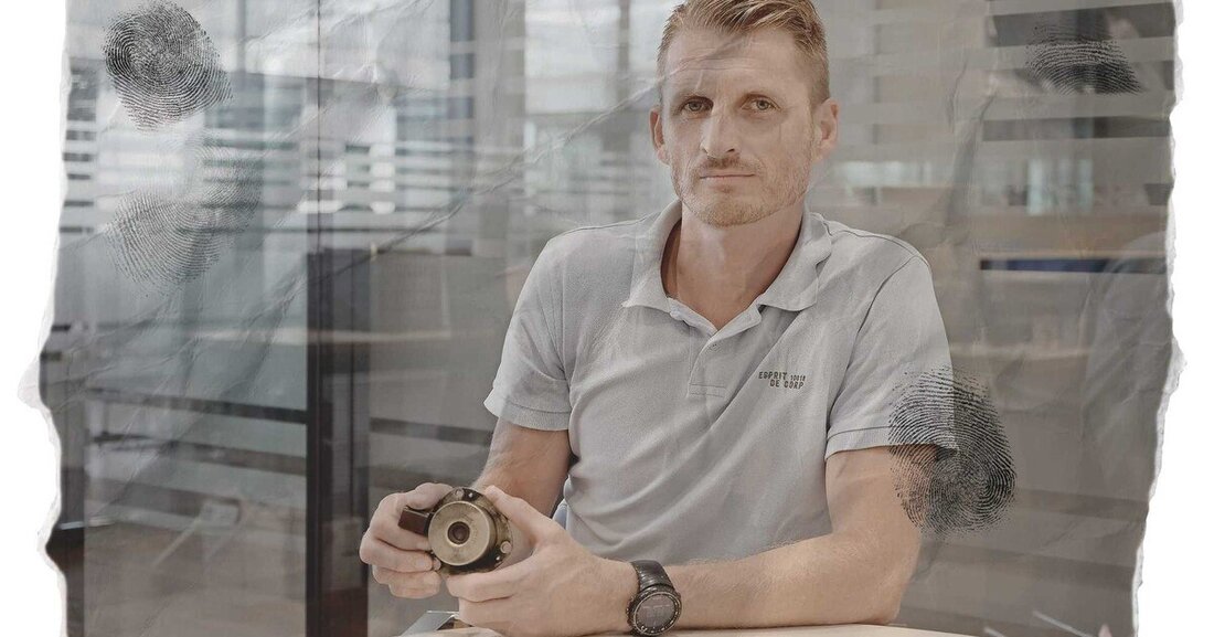 Der gemeine Fehlerteufel verschont auch private Fahrzeuge von ÖAMTC-Mitarbeitern nicht. Im Grazer Stützpunkt der Gelben Engel beschäftigt das Aufleuchten der Motorwarnleuchte in einem MERCEDES SLK das gesamte Team inklusive Stützpunktleiter Hannes Damm.