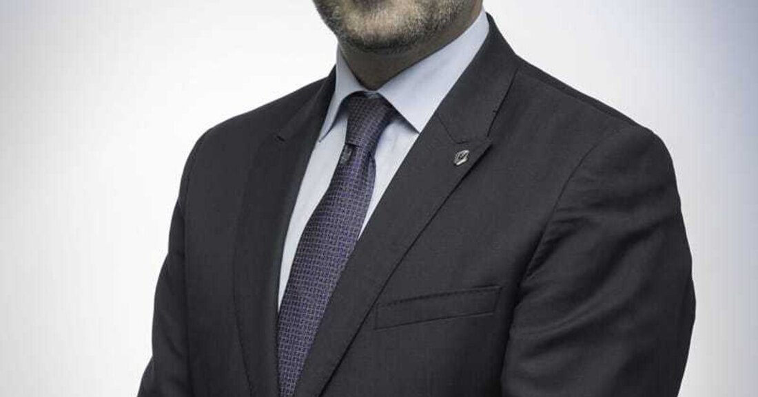 Frédéric Sfez, Direktor Marketing Renault Suisse SA, wird ab sofort zusätzlich die Direktion Marketing in Österreich interimistisch leiten. Der 41-Jährige folgt damit Samuel Bucket, der Renault Österreich per Ende September 2017 verlassen hat. Der gebürtige Franzose Frédéric Sfez begann seine Karriere 1999 bei der Marketingdirektion von Renault Deutschland, am 1. November 2014 übernahm er die Verantwortung für die Direktion Marketing von Renault Suisse SA.