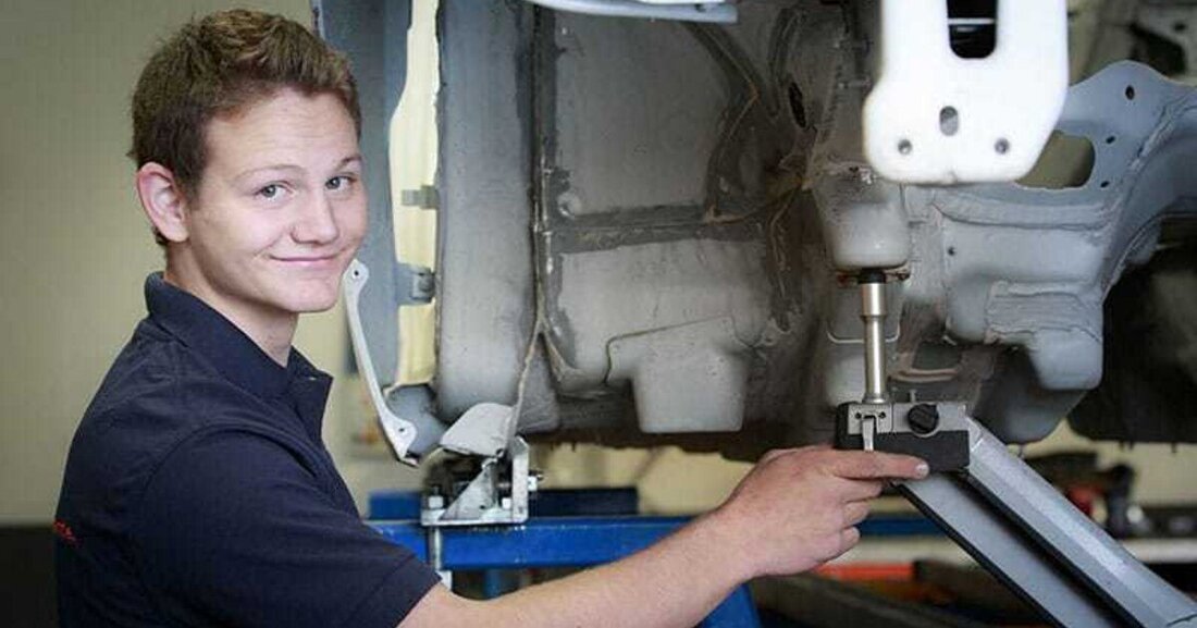 Mit dem Vorarlberger Simon Winder aus Alberschwende nimmt erstmals ein Karosseriebautechniker aus Österreich bei den Berufsweltmeisterschaften WorldSkills in Abu Dhabi teil.