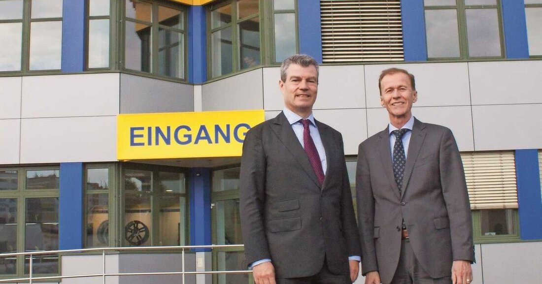 Reifen John setzt in puncto WERKSTATTAUSRÜSTUNG, Kfz-Ersatzteile und Verbrauchsmaterial traditionell auf Vollsortimenter Stahlgruber. Die KFZ Wirtschaft stattete den Kooperationspartnern in der neuen Reifen-John-Filiale in Wien-Meidling einen Besuch ab.