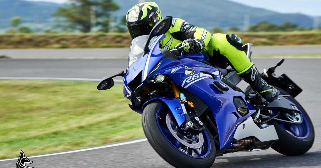 Seit einer Dekade beherrscht die Yamaha R6 die Rennstrecken dieser Welt. In der Supersport-Klasse bis 600 Kubik gibt es an ihr kaum einen Weg vorbei. Die Neuauflage der Supersportlerin kommt mit weniger Leistung aber einem vollmundigen Versprechen daher.