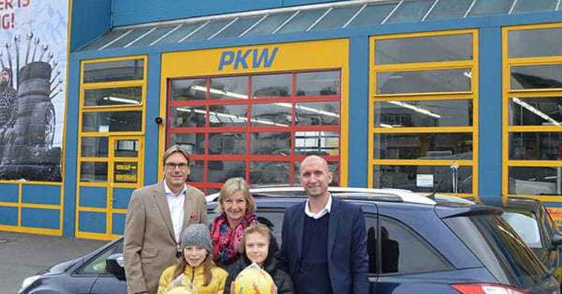 Im SOS-Kinderdorf in Seekirchen finden seit 1964 Kinder, die aus unterschiedlichen Gründen nicht in ihren Herkunftsfamilien leben können in zwölf Familienhäusern ein Zuhause. Sie bieten den oft sehr belasteten Kindern und Jugendlichen ein familiäres, kindgerechtes Umfeld und einen liebevollen Lebensmittelpunkt, so lange, bis sie selbständig ihr eigenes Leben führen können. Damit die Kinder und Familienhelfer auf dem Weg zur Schule oder zu Freizeitaktivitäten stets sicher unterwegs sind, stattete Reifen John das Kinderdorf-Auto jetzt mit neuen Dunlop-Winterreifen und Borbet-Felgen aus. „Als Familienunternehmen in der dritten Generation liegen uns Kinder besonders am Herzen. Deshalb war es für uns selbstverständlich dem SOS-Kinderdorf Seekirchen &hellip;