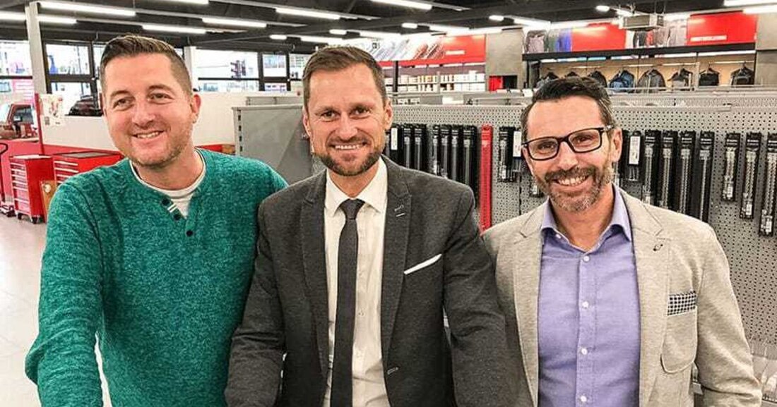 Mit der Eröffnung eines weiteren Standortes in Salzburg stockt Würth österreichweit auf 47 Abholshops auf. In der Sterneckstraße 45 in Salzburg-Schallmoos werden seit Mitte Dezember auf einer Verkaufsfläche von 400 m² mehr als 4.000 lagernde Artikel wie Schrauben, Dübel, Werkzeuge, Maschinen und chemisch-technische Artikel für Profi-Handwerker und Gewerbetreibende angeboten. Was nicht lagernd ist, wird aus dem mehr als 100.000 Artikel umfassenden Gesamtsortiment bestellt, die Lieferung erfolgt innerhalb von 24 Stunden. Für 2018 sind zumindest drei weitere Standorte geplant: Wien-Floridsdorf, Vöcklabruck (Oberösterreich) und Andritz (Steiermark).