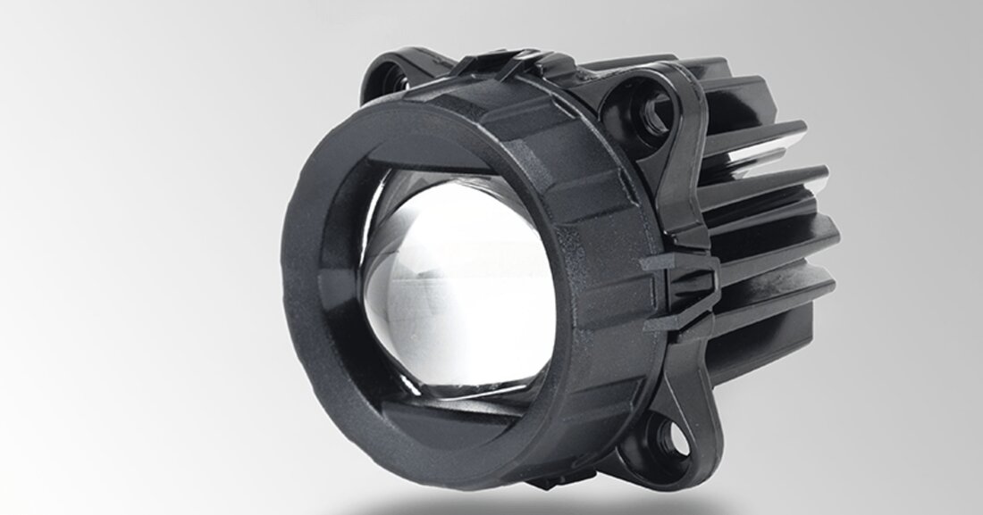 Licht- und Elektronikspezialist Hella erweitert die Palette seiner kompakten Modul 60 Hauptscheinwerfer nun um eine LED-Version für Motorräder. Das speziell von Hella entwickelte Linsensystem konzentriert das Licht der LEDs und verteilt es optimal auf den Einsatzbereich. Die LED-Variante ist in derselben Baugröße wie die bereits etablierten Modul 60 Halogen-Scheinwerfer verfügbar, sodass der Umstieg von Halogen auf LED-Technologie in wenigen Schritten gelingt. Gefertigt wird die LED-Variante am Hella Unternehmensstandort in Österreich. Für den Anbau an Motorrädern wählen Fahrer zwischen einer Standard- und einer Premium-Version, welche sich neben der Lichtleistung auch durch die Zulassungen unterscheiden.