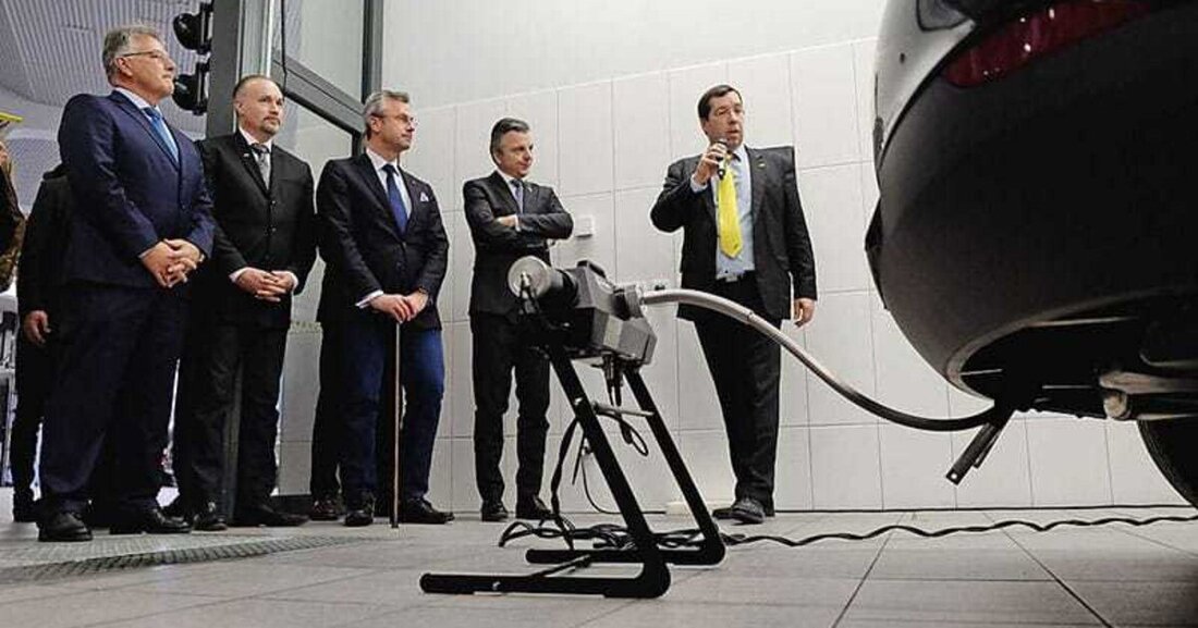 ÖAMTC und ARBÖ demonstrierten vor Infrastrukturminister Norbert Hofer und zahlreichen Journalisten, dass die Abgasmessung am Endrohr im Vergleich zur Prüfung via OBD-Stecker so gut wie keine Aussagekraft hat.