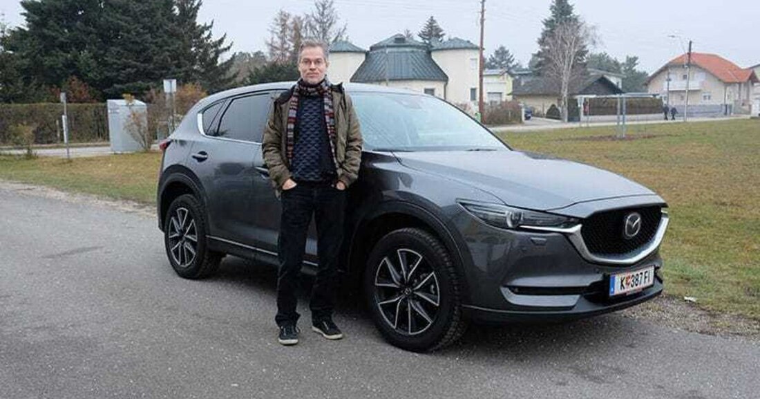 Die zweite Generation des kompakten Sports Utility Vehicles Mazda CX5 präsentiert sich selbstbewusst schnörkellos. Mit kraftvoll eleganter Linie gezeichnet repräsentiert der Japaner nicht weniger als die Essenz des SUV-Prinzips im Straßenbild.