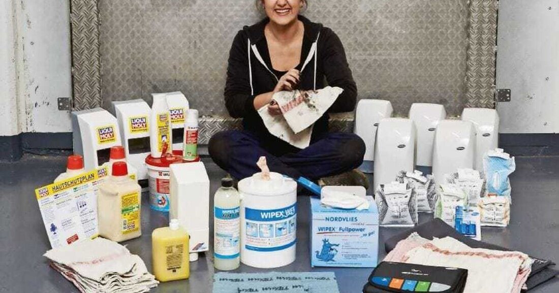 Der Hautkontakt mit Öl, Staub und Straßendreck ist im Werkstattalltag unvermeidlich. Zum Glück gibt es von Hygiene-Spezialisten entwickelte Schutz- und Reinigungsmittel, die für Sauberkeit sorgen und Gesundheitsgefahren minimieren. Ein Akademie-Check der neuesten Anti- Schmutz-Strategien.