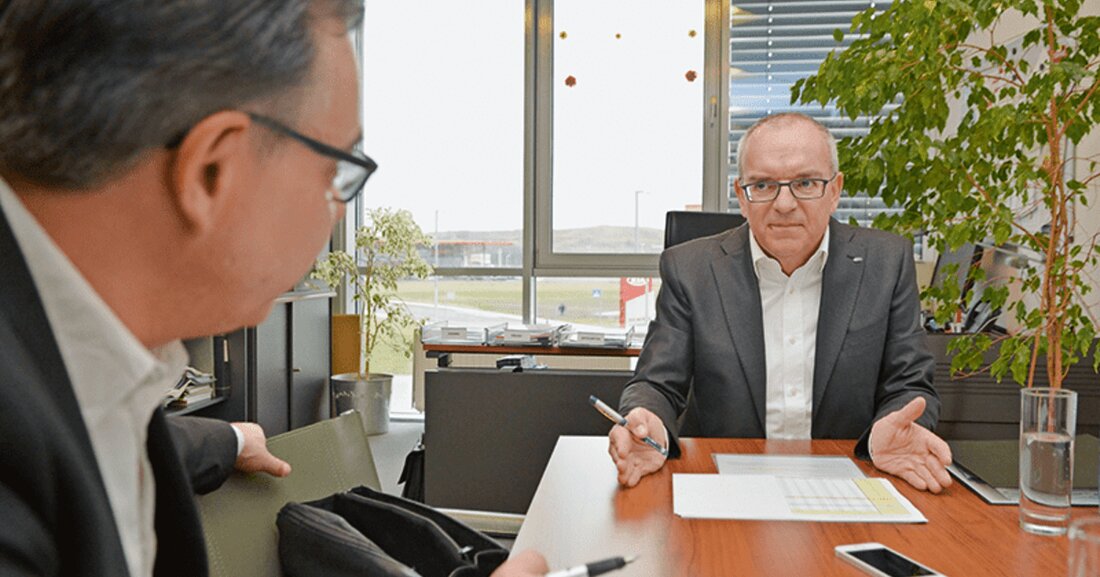 Bernhard Denk, Managing Director von Kia Austria hat sich entschlossen, Kia Austria zu verlassen. Die Gründe für seinen Abschied liegen laut Pressesprecher Gilbert Haake im privaten Bereich, dabei spiele „vor allem das wöchentliche Pendeln zwischen Salzburg und Wien eine Rolle. Denk werde sich künftig einer neuen beruflichen Herausforderung im Vertriebsbereich eines größeren Salzburger Unternehmens außerhalb der Autobranche widmen. Seine Agenden bei Kia Austria werden ab sofort interimistisch von Präsident Chongwoo Kim in enger Zusammenarbeit mit den jeweiligen Abteilungsverantwortlichen wahrgenommen.