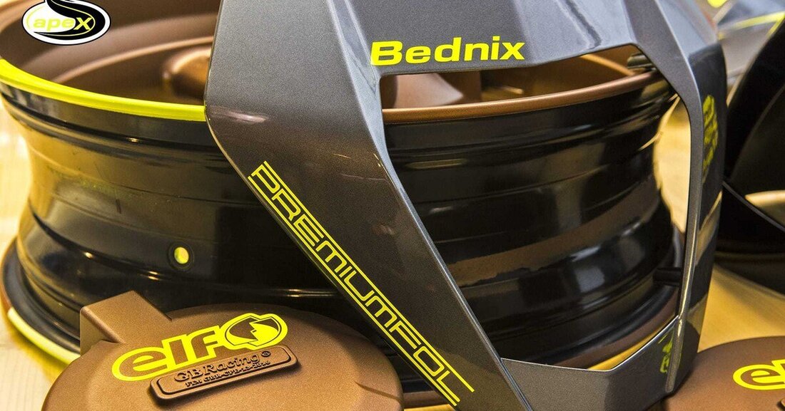 Die APEX-Duke muss aufallen: bunt, flashy, aber bitte geschmackvoll. Mehrere Designs wurden durchgespielt, am Ende war es eine Bauchentscheidung. Das Ergebnis ist nicht weniger als ein Knaller. Vor allem dank tatkräftiger Unterstützung von richtig leiwanden Burschen.