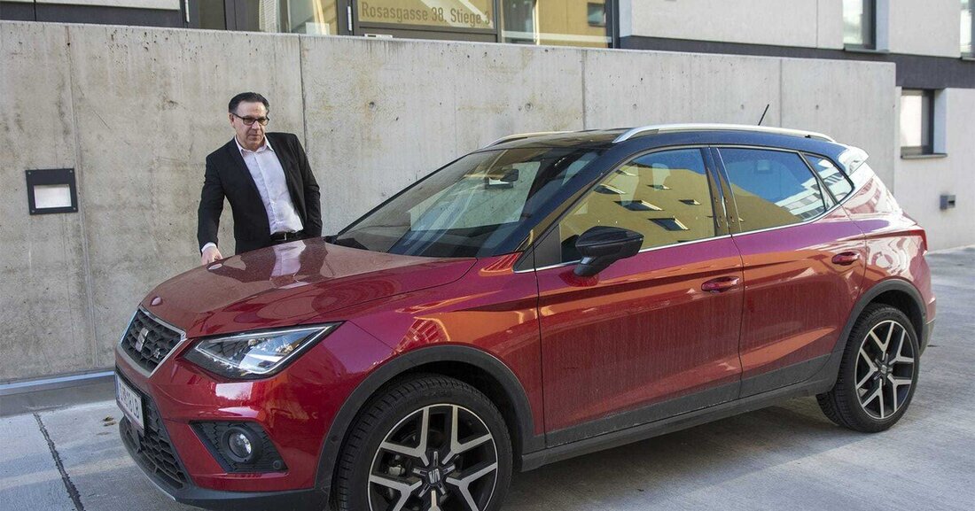 Positioniert ist der Seat Arona unterhalb des 4,36 m langen Ateca. Mit dem Evergreen Ibiza teilt er sich die Plattform. Der Arona – ein sportiver Crossover, den es ausschließlich mit Frontantrieb gibt – überzeugt mit solidem Fahrverhalten und überaus präziser Lenkung.