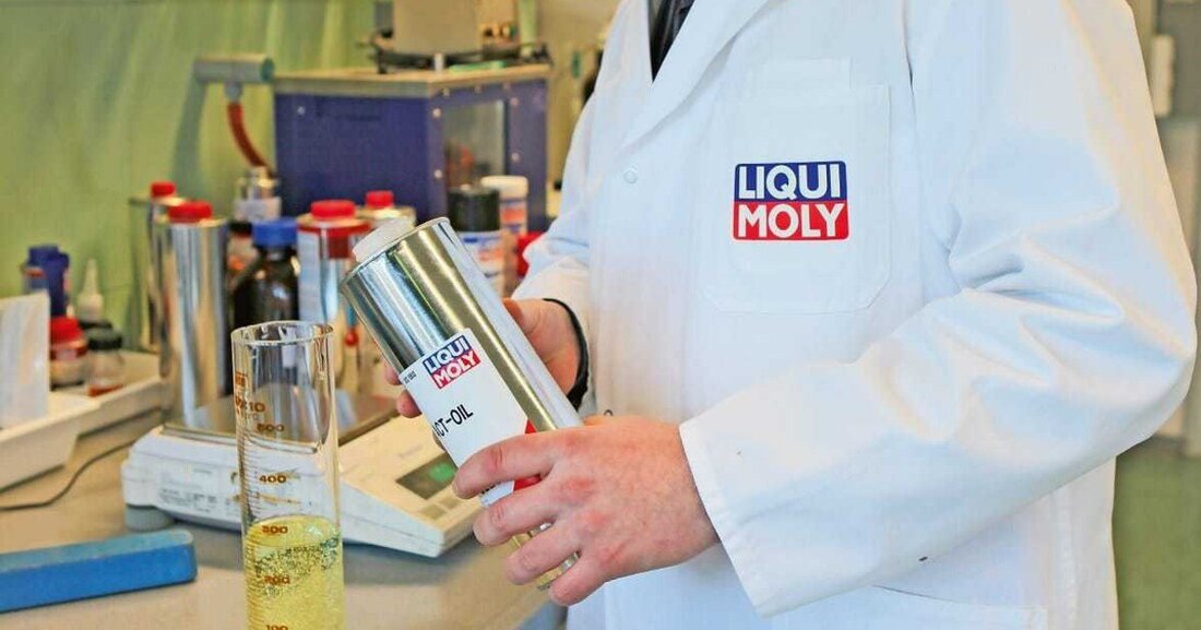 Grundöle sind wichtig, aber erst die richtige Additiv- Rezeptur macht Schmierstoffe zu Hightech-Produkten. Wir haben mit DAVID KAISER, Leiter Forschung und Entwicklung bei Liqui Moly, detailliert über den Sinn und Nutzen von Additiven gesprochen.