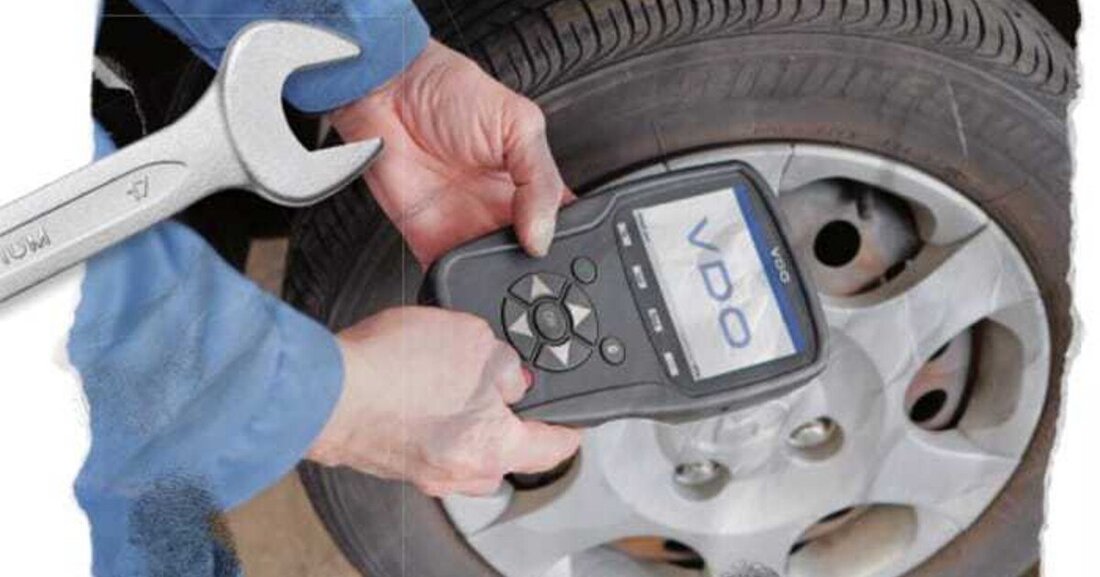 Ein vier Jahre alter TOYOTA RAV4 kommt mit leuchtender Warnlampe, die Druckverlust in einem Reifen meldet, in die Werkstatt. Die anfangs simpel erscheinende Reparatur entwickelt sich zu einer aufwendigen Fehlersuche.