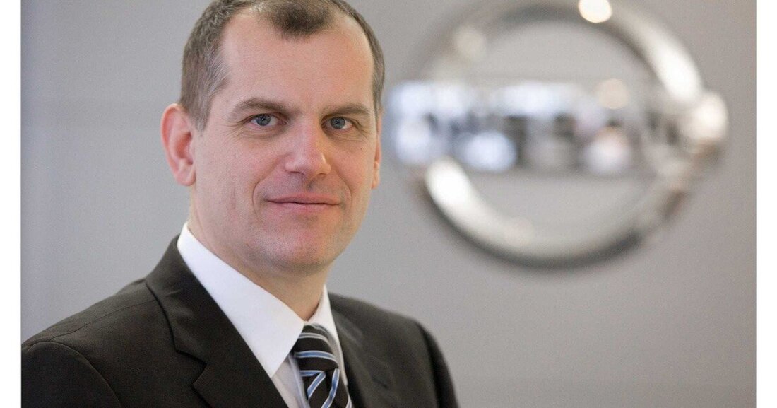 Nissan in Österreich erhält eine neue Leitung: Michael Kujus (49) übernimmt mit Wirkung zum 1. Juli 2018 die Funktion des Managing Director Nissan Austria. Er folgt auf Lars Bialkowski, der zur Renault Retail Group nach Deutschland wechselt. Der 49-jährige Michael Kujus war 13 Jahre lang in einem Autohaus tätig und lernte dabei sämtliche Positionen und Bereiche kennen. 1999 wechselte der gebürtige Hamburger vom Handel zu Nissan, wo er 2010 mit der Vertriebsleitung von Nissan in Österreich betraut wurde. Im Oktober 2016 wechselte Kujus zurück nach Brühl, um von dort aus als Vertriebsdirektor Nissan Center Europe die drei Regionen Deutschland, Österreich &hellip;