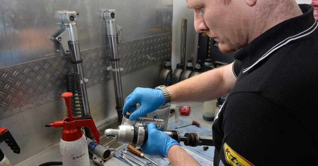 Die APEX-Duke bekommt ein ordentliches Fahrwerkservice und Upgrade. Gabel und Federbein werden generalüberholt und neu abgestimmt. Nicht grundlos, wie ein Fahrwerksprüfstandslauf nach wenigen Minuten offenbart.