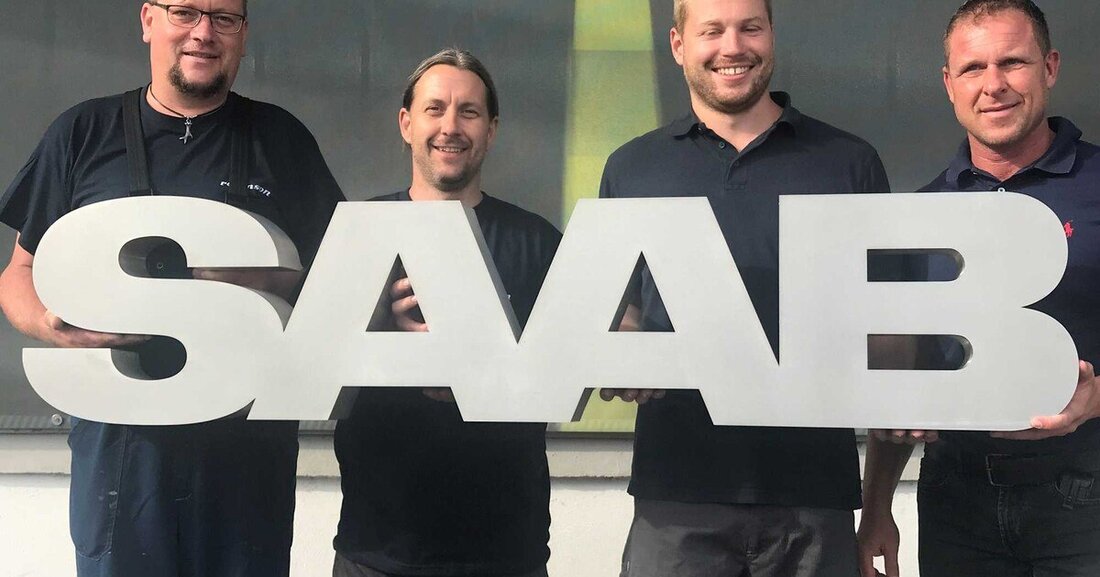 Das Grazer Autohaus Robinson in der Kärntner Straße 30 hat im Juli den Kundendienst der Marke Saab übernommen und ist nunmehr offiziell autorisierter Saab-Vertragspartner in der Steiermark. Vom bisherigen Saab-Partner Winter (AHW GesmbH), dessen Betrieb in Kürze geschlossen wird, übernimmt Robinson auch die langjährigen, bestens ausgebildeten und zertifizierten Saab-Techniker sowie sämtliches Spezialwerkzeug und die Saab-Original-Ersatzteile. Den zahlreichen treuen Kunden und Fans der schwedischen Traditionsmarke steht somit vom ersten Tag an unverändert der kompetente Kundendienst zur Betreuung und Pflege ihrer Saab-Fahrzeuge zur Verfügung.