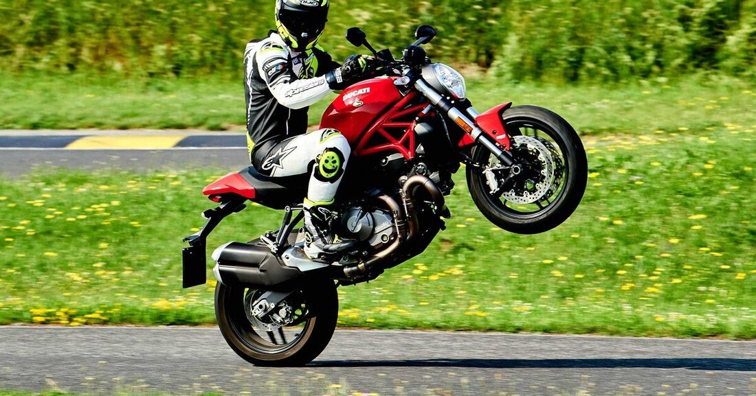 Die Ducati Monster 821 ist einerseits eine echte Monster, anderseits sind Vierventiltechnik und Wasserkühlung neu, obwohl die Konkurrenz schon längst darauf setzt. Als Ducati-Fahrer weiß ich daher überhaupt nicht, was ich von der neuen, kleinen Monster halten soll.